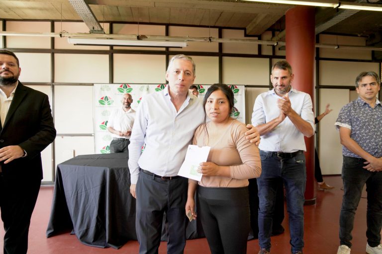 Gray entregó 150 tarjetas del Plan Más Vida a vecinos de Esteban Echeverría
