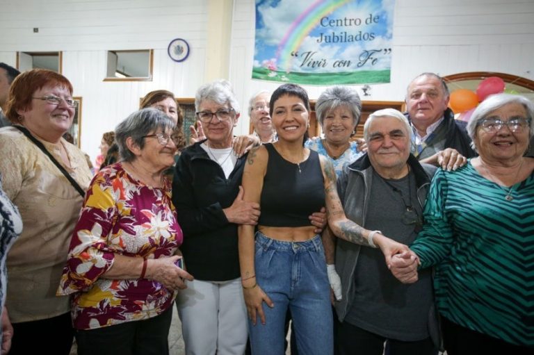 Mayra Mendoza compartió un desayuno con más de 100 adultos mayores