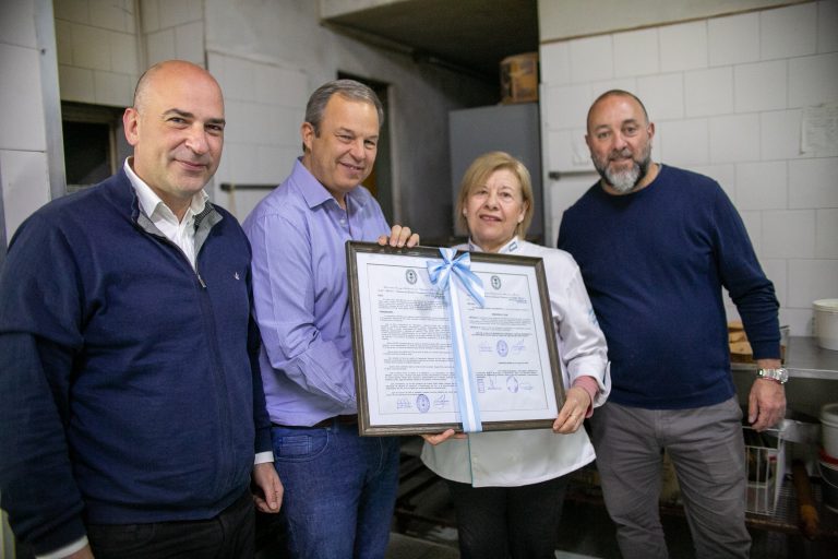 Emotivo reconocimiento para una vecina emprendedora en Almirante Brown