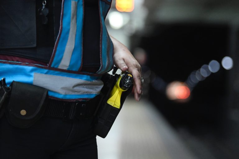 La Policía de la Ciudad usará pistolas Taser en el subte