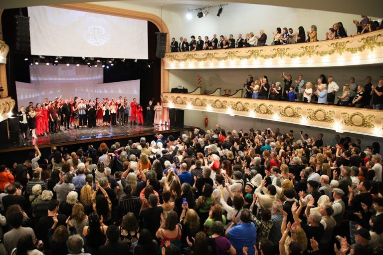 El Teatro Municipal Roma celebró sus 120 años a sala llena