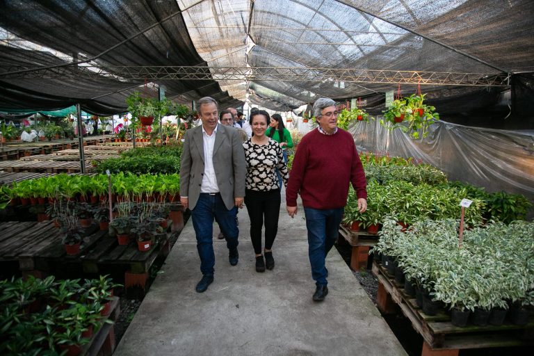 Cascallares entregó plantas frutales a productores e instituciones de Almirante Brown