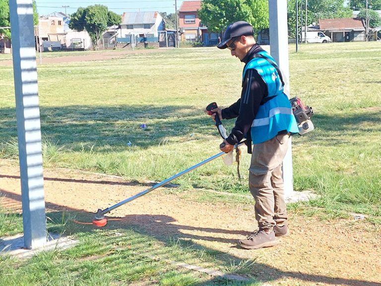 Desmalezan plazas en Florencio Varela