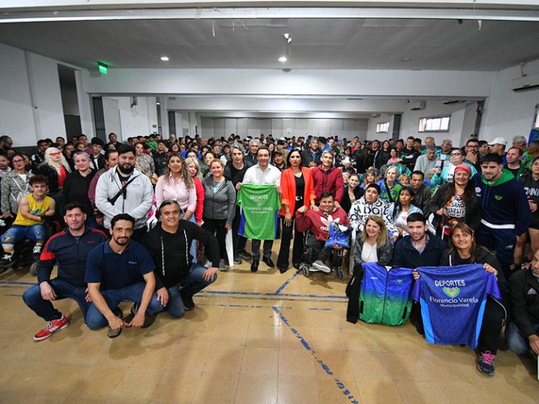 Entregan indumentaria a atletas que competirán en Juegos Bonaerenses
