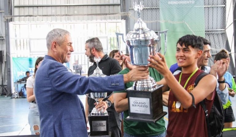 Ferraresi entregó premios en Intercolegiales