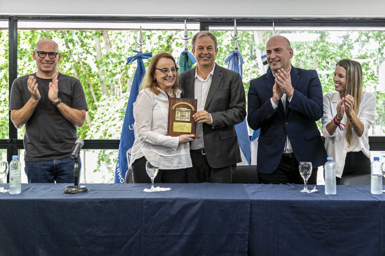 Cascallares y Alicia Kirchner entregaron certificados a egresados de la UNAB