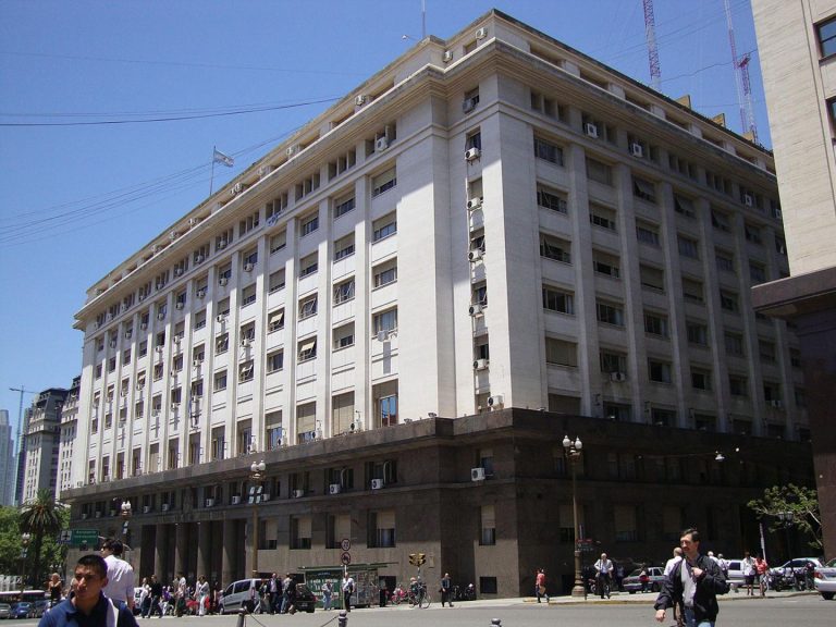 El Gobierno derogó 43 normas de control de precios, abastecimiento y trámites