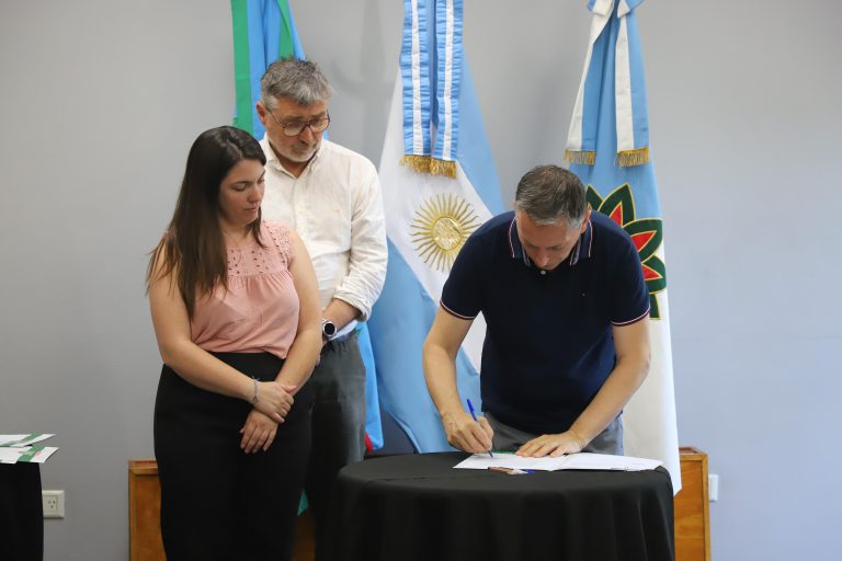 Gray entregó convenios de pago en cuotas para familias del barrio Policial