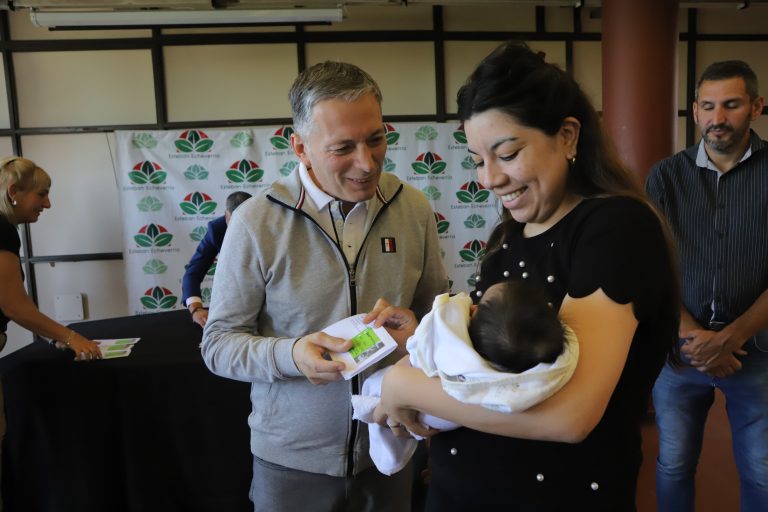 Gray entregó tarjetas del Plan Más Vida a vecinos de Esteban Echeverría