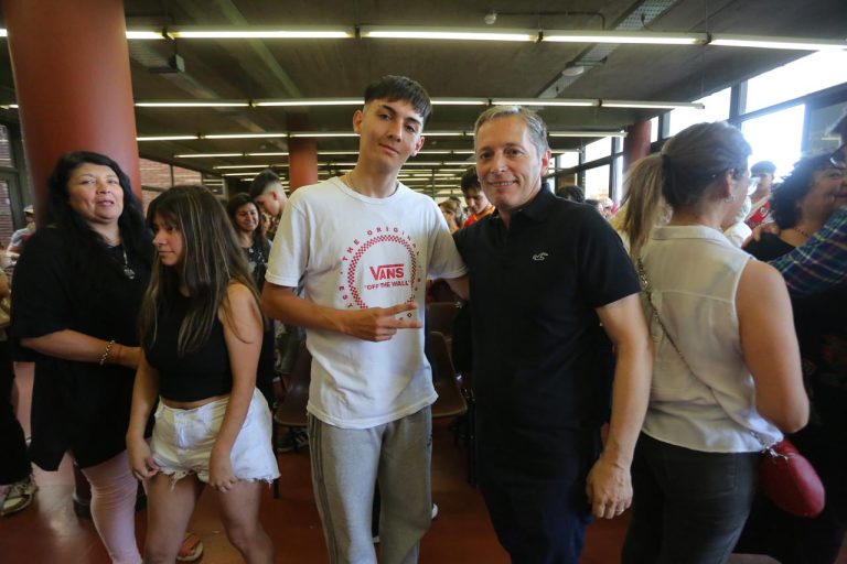 Gray llamó a “mantener nuestra memoria” durante un evento con estudiantes