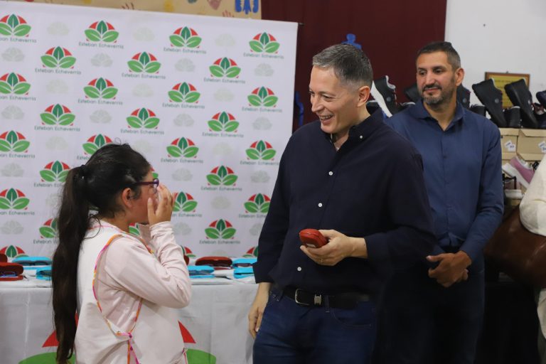 Gray entregó anteojos recetados a alumnos de Esteban Echeverría