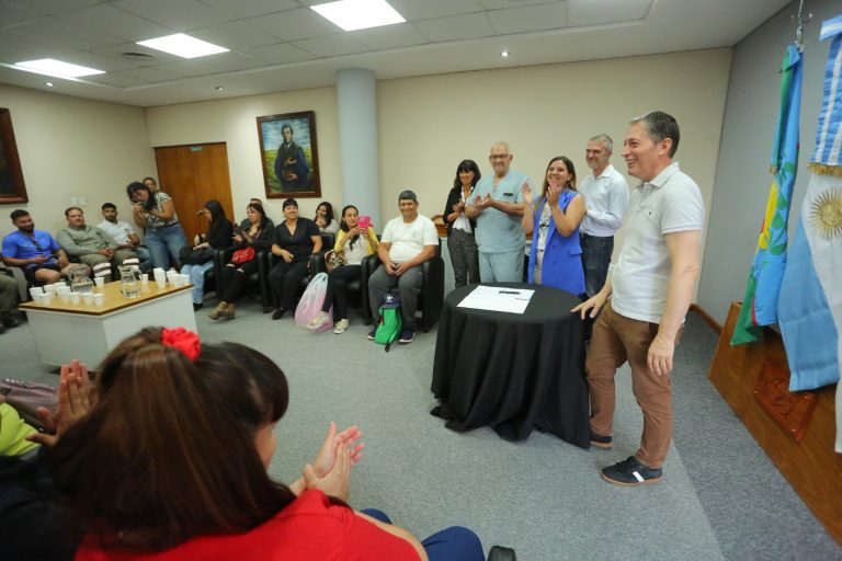 Gray firmó el pase a planta permanente de personal de la carrera profesional hospitalaria