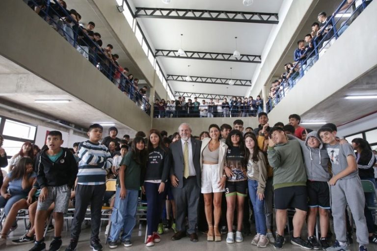 Mendoza encabezó la firma de escritura de la escuela secundaria de educación técnica de la UNQ