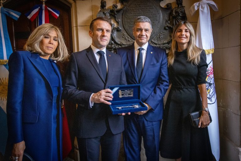 Jorge Macri le entregó la Llave de la Ciudad a Emmanuel Macron