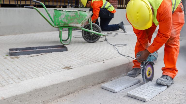 Avanzan las obras de renovación de veredas en Munro