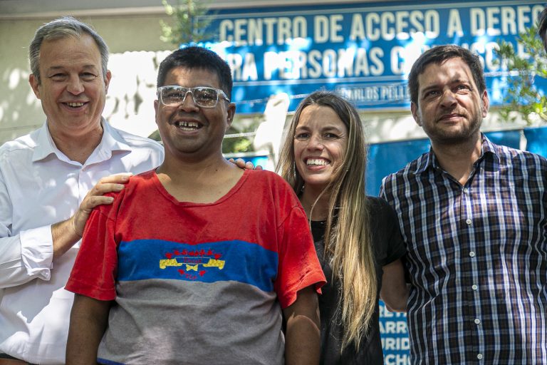 Cascallares entregó anteojos a vecinos en situación de vulnerabilidad