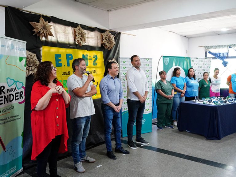 Entregan lentes a alumnos en Zeballos