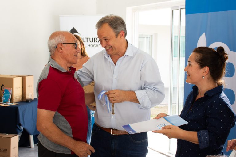Entregan viviendas a adultos mayores en Glew