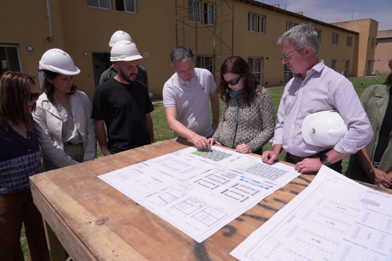Gray y Batakis recorrieron las obras de un complejo de 262 viviendas