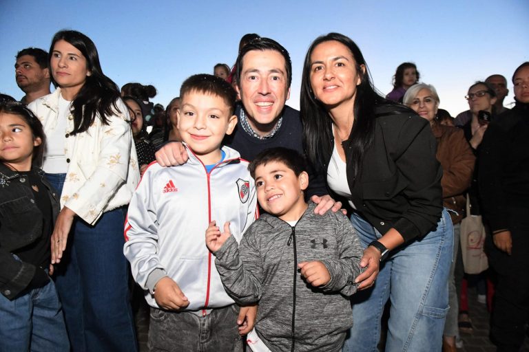 Malvinas Argentinas se iluminó con el primer evento de esta Navidad