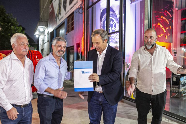 Cascallares le entregó la habilitación a un nuevo emprendimiento comercial