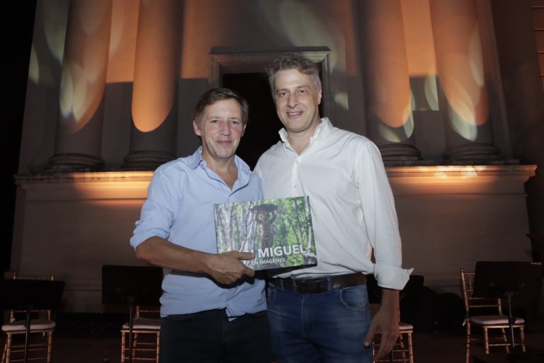 San Miguel presentó un libro con imágenes que recorren sus raíces e historia