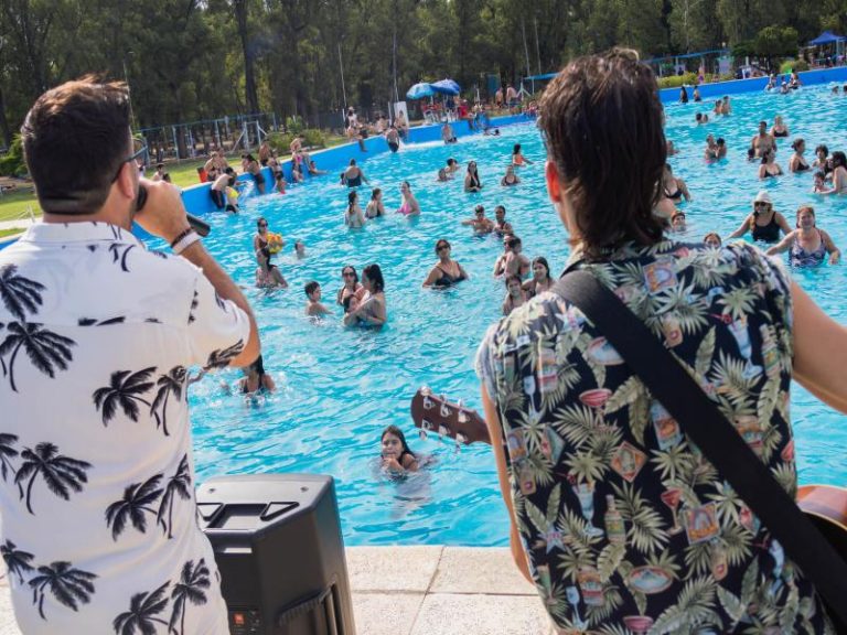 Más de 300 docentes y sus familias disfrutaron en las piletas de Villa Albertina