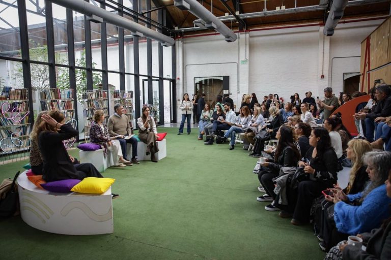Efecto Adolescencia: la plataforma “Escuela en Familia” comenzará a funcionar el 1 de mayo