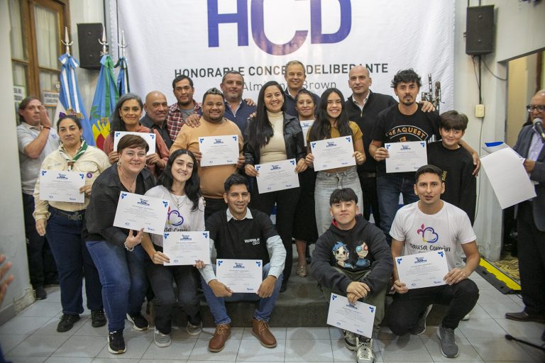Reconocieron las tareas de los bomberos de Almirante Brown en Bahía Blanca