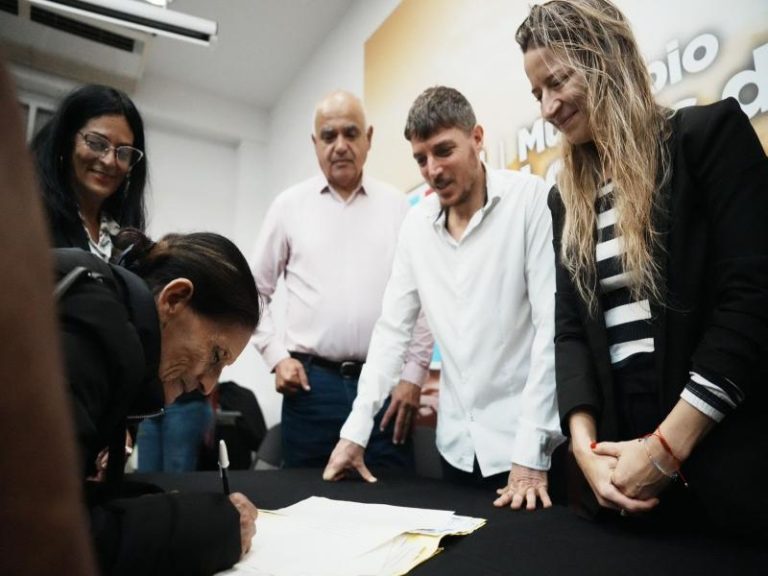 77 familias de Lomas de Zamora recibieron sus títulos de propiedad
