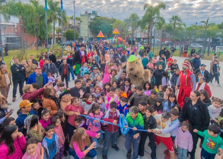 Andreotti inauguró la renovación de la plaza de los barrios Villa Hall y Don Mariano