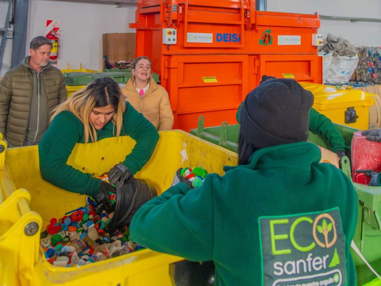 San Fernando recicló otros 7.000 kilos de tapitas plásticas y papeles para ayudar al Hospital Garrahan