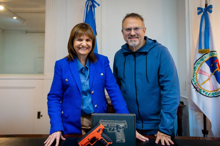 Valenzuela y Bullrich presentaron las armas no letales en Tres de Febrero