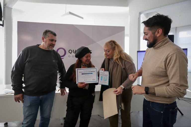 Entregan carnets de manipulación segura de alimentos a emprendedoras gastronómicas
