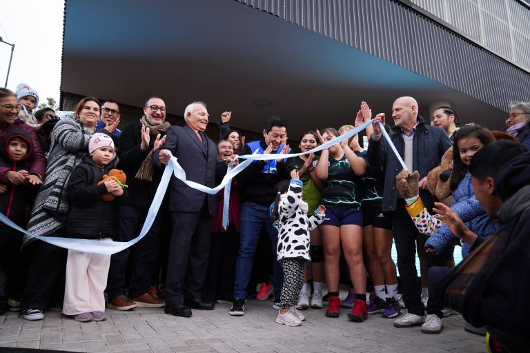 Nardini inauguró el primer polideportivo de Ing. Adolfo Sourdeaux