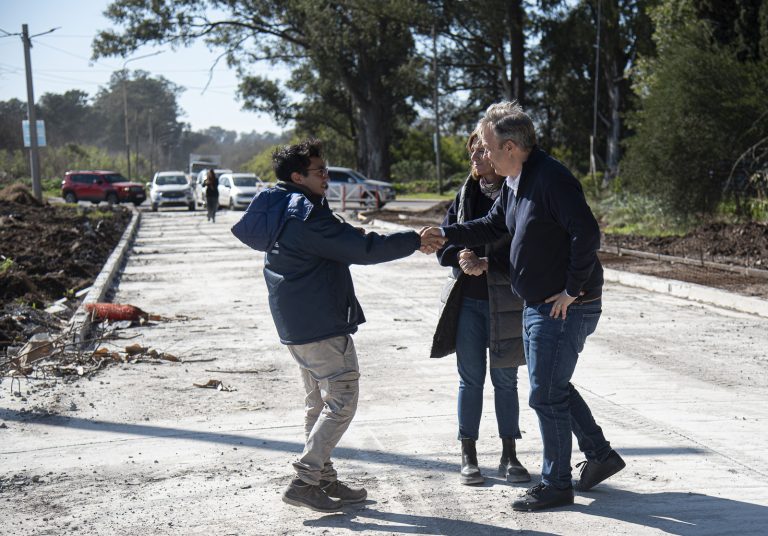 Cascallares supervisó los avances de la pavimentación de la calle Zeballos