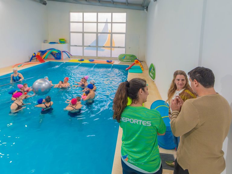 Eva Andreotti acompañó las primeras clases de Matronatación del Polideportivo N°11