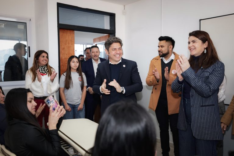Kicillof y Mariel Fernández inauguraron una escuela en Cuartel V