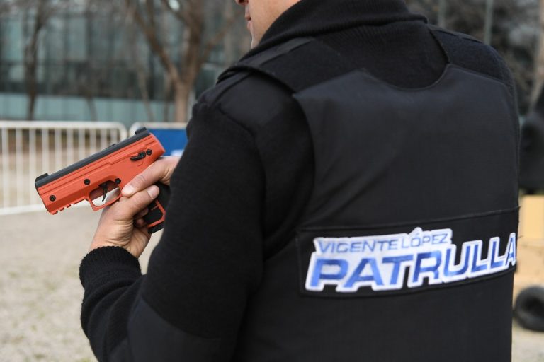 Vicente López incorporó armas de munición no letal para la patrulla municipal