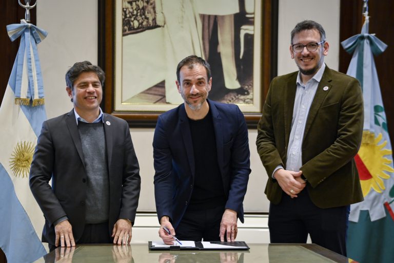 Kicillof e intendentes firmaron convenios con municipios para la compra de bienes de capital