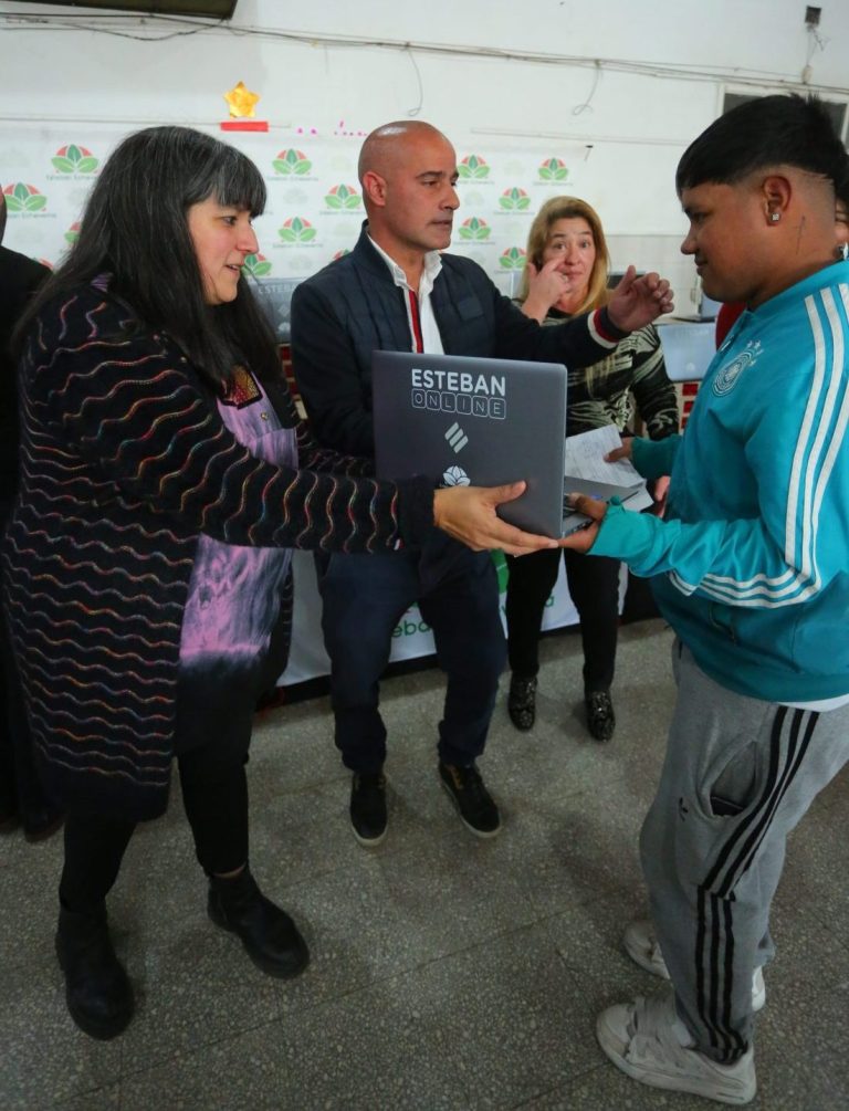 Se entregaron 425 notebooks a estudiantes de Esteban Echeverría