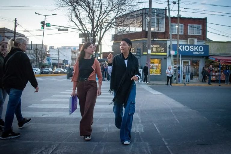 Mayra Mendoza dialogó con los comerciantes de la renovada avenida Andrés Baranda