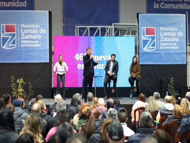Se entregaron 462 escrituras a familias de Lomas de Zamora