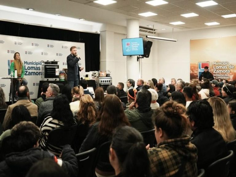 Entregan kits con equipamiento para emprendedores de Lomas de Zamora