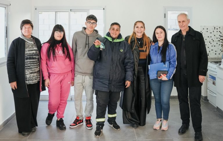 Sierra entregó viviendas a nueve familias de Avellaneda