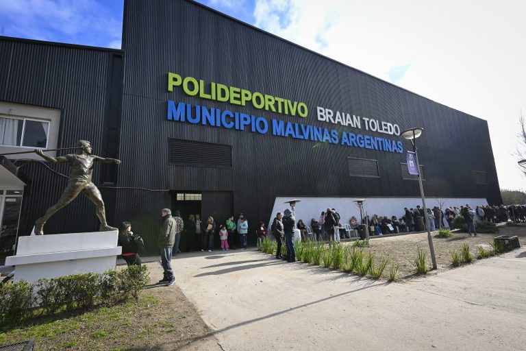 Entregaron 263 nuevas escrituras definitivas a familias de Malvinas Argentinas
