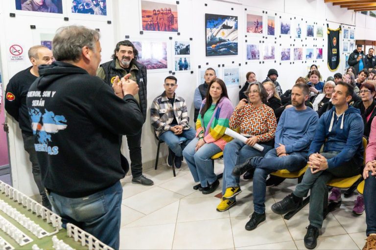 Álvarez y Decuzzi visitaron el Museo de Malvinas junto a estudiantes