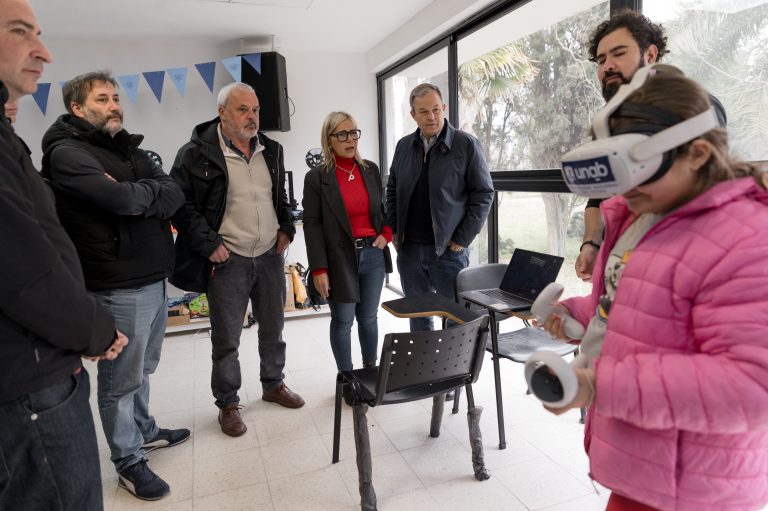 Equipamiento y herramientas para los estudiantes del Club de Robótica de la UNAB