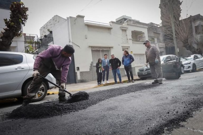 Mendoza supervisó tareas de bacheo con fondos 100% municipales en Quilmes Centro