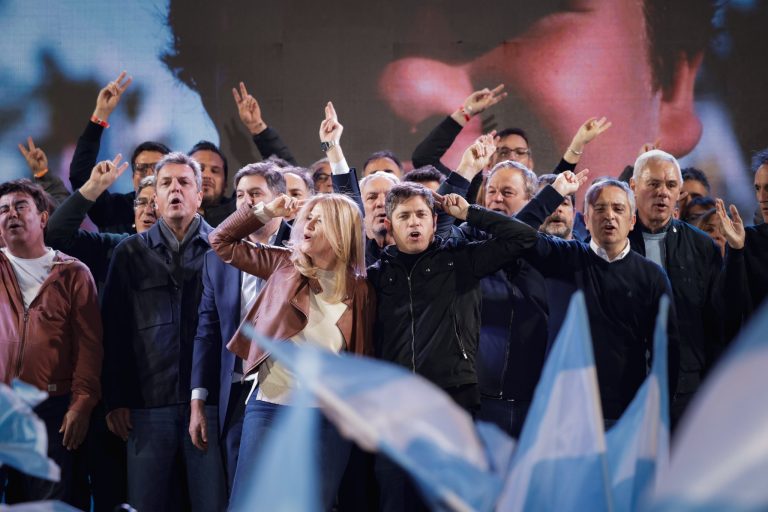 Paliza en la Provincia: el peronismo le ganó por 13 puntos a Milei